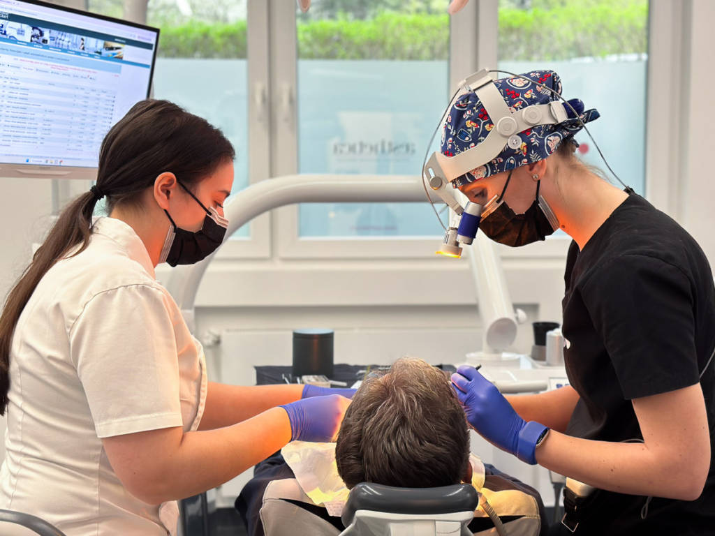 Stomatološki tim poliklinike Aesthetica obavlja precizan pregled pacijenta koristeći suvremenu tehnologiju